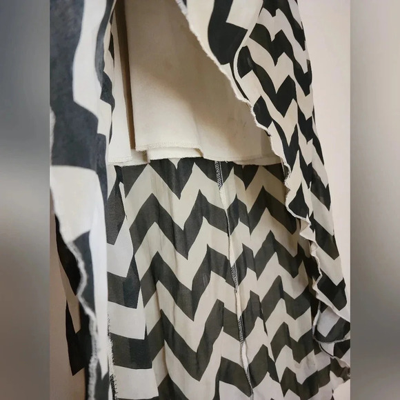 Black and  white skirt - Picture 3 of 8